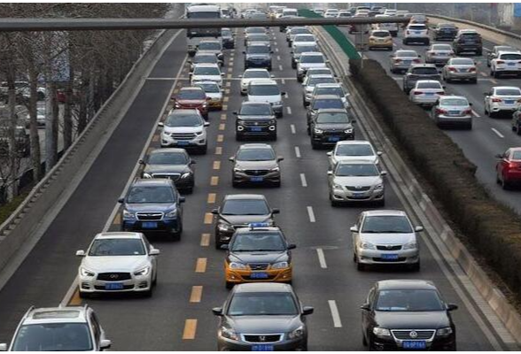 湖南高速公路车流量迅速攀升 春运首日总流量为313.01万辆