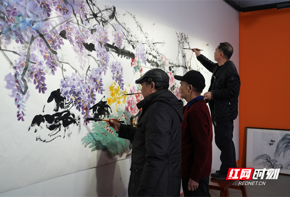  “腾龙送福——中国画贺岁邀请展”开展 巨幅花鸟画《春光无限》诞生
