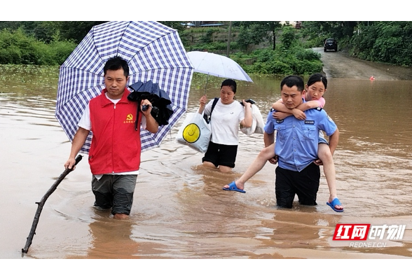 转移救助受灾群众1.9万余人次 湖南公安全力防汛救灾护民安