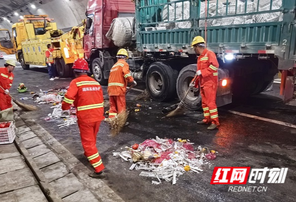 货车隧道内侧翻　“养护橙”火速救援保畅通