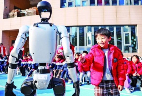 幼儿园来了机器人 开展演示与互动科普活动
