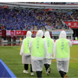 雨中守赛!长沙商贸旅游职院志愿者为湘超联赛筑牢青春保障