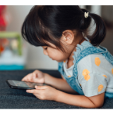 别让“手机式童年”剥夺下一代的思考力