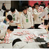 “石灰白”暖了“回家路”,50名学生志愿者为“校友回湘”大会添底色