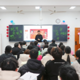 校长“混入”开学主题班会，面对面为同学们答疑解惑