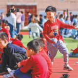 多地中小学将课间延长至15分钟 下课了，一起去操场玩！