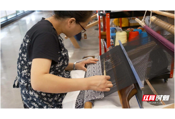 合拍的00后·三下乡｜青春“织”语唤醒千年图腾 大学生探秘土家织锦“指尖编程”