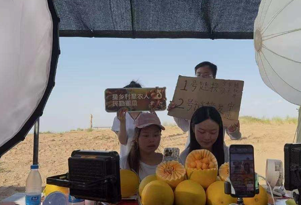 合拍的00后·三下乡｜民勤戈壁架起直播间 沙漠蜜瓜日销超千单