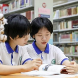 双胞胎姐妹花：出生差一分钟高考也差一分