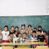 合拍的00后·三下乡｜方寸卡片绘童心 美育课堂种梦想