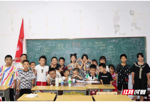 合拍的00后·三下乡｜方寸卡片绘童心 美育课堂种梦想