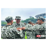 长沙理工大学:秋凉中的暖流 辅导员为千名军训新生送姜茶