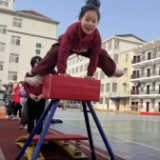 这所乡村学校把早读搬到了操场后……