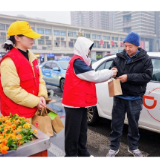 长沙民政职院志愿者开展春运“暖新”行动 为新就业群体送暖传福
