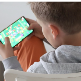 没收手机或断网，孩子反应过激。家长该怎么办？