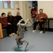 AI机器狗养老院“献舞”出圈!这群学子用科技暖了夕阳红