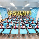 校园课间新风景：初中生课桌操活动活力上演