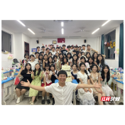 8岁年龄差,3年逆袭年级第一:湖南这位00后班主任的首届学生要高考了
