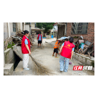清晨清扫靓村容 书香阅读暖童心