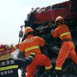京港澳高速两货车追尾起火 湘潭消防紧急处置（图）