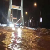 视频丨暴雨中湘潭三大桥桥面严重积水 市住建局桥管处及时处置