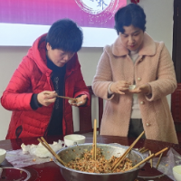就地过年 暖在身边丨在韶山工作的外地人员与康养中心老人欢聚一堂共迎新年