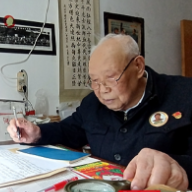 镜头里的湘潭人｜仍在“上学”的百岁老党员梁彪
