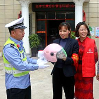 湘潭交警巧借“疫苗接种”开展交通安全宣传 让群众把“平安”带回家 
