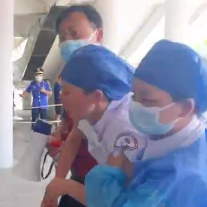 感人！奋战核酸采样点，中暑晕倒前她说要坚持做完这一班