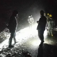战冰雪 迎新春丨韶山电力工人和媒体人冒雪奋战 连夜抢修电路