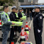 韶山市公安局交警大队向全市“两站两员”发放执勤装备200套