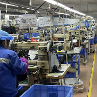 湘乡经开区金子箱包：新品受欢迎 订单排至10月份