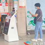 湘乡各大商超市场疫情防控下足“功夫”