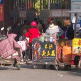 湘乡部分学校校门口“路边摊”火爆 卫生交通令人忧