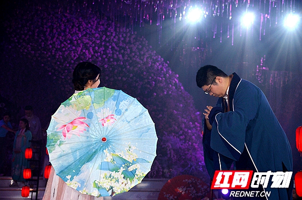 男女嘉宾搭配，进行汉服走秀.jpg
