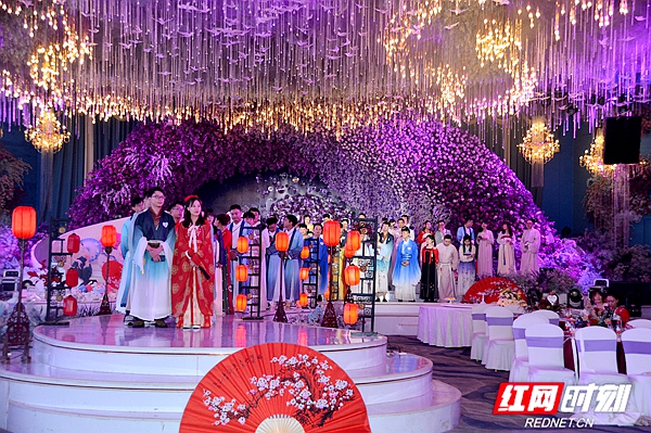 嘉宾们已经成功配对，在台上排队等待.jpg