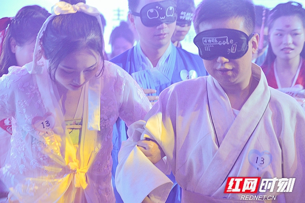 破冰游戏，女嘉宾带男嘉宾过障碍物.jpg