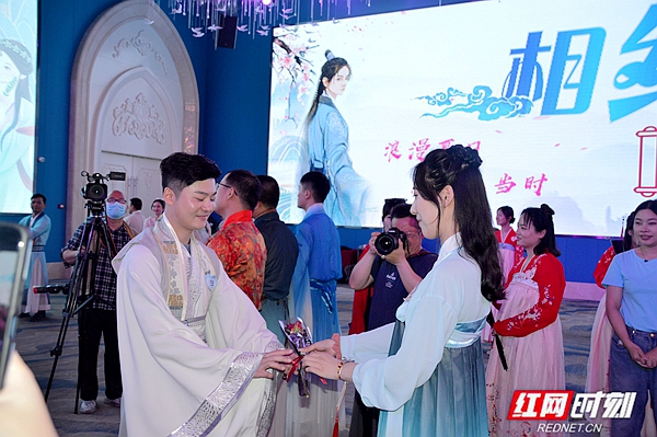 女嘉宾送出手中的玫瑰，男嘉宾接受与女嘉宾成功配对.jpg