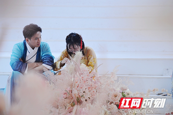 男女嘉宾一起做香囊.jpg