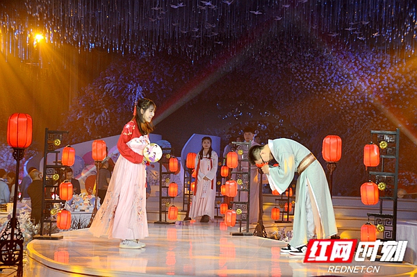 嘉宾们汉服走秀.jpg
