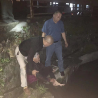 韶山：警民合力救起落水老人