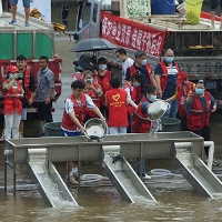 保护渔业资源 湘潭400万尾鱼苗投放湘江（图）