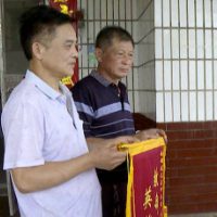 湘乡塔子村两村民勇救落水者 当事人送锦旗致谢