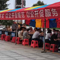 面对面送政策 湘乡开展“政务公开主题日”活动