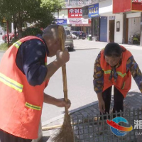 湘乡：环卫工人头顶热浪 为城市“梳妆”