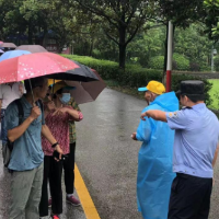 韶山：一老人参观景区与团队走散 执法人员热心相助