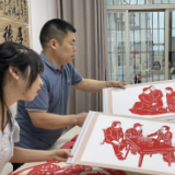 湘潭大学暑期“三下乡”调研组探访韶山如意剪纸传承人