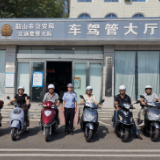 韶山交警“一盔一带”宣传出新招 摩托车注册登记送头盔