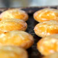 一口下去酥得掉渣 儿时味道尽在湘潭县石潭月饼