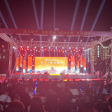 “红星闪耀”街头原创音乐会在韶山市人民广场火热开唱